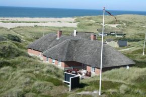 Thatched house with pool by the sea - SJ690